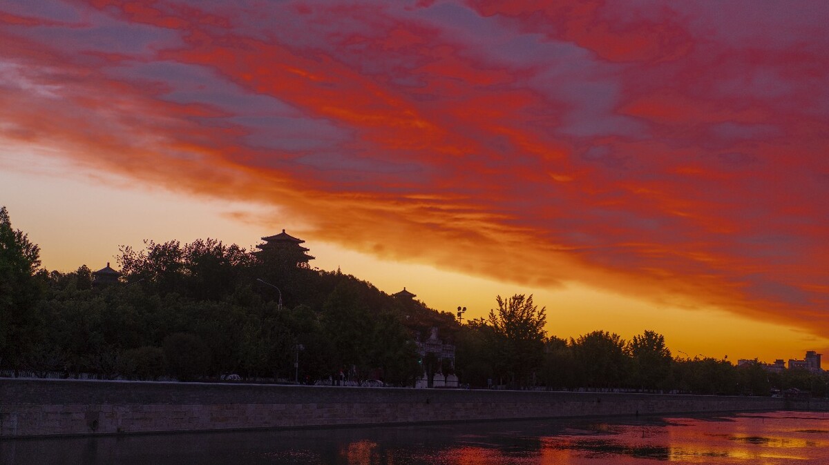 北京深紅色朝霞，北京朝霞映紅天際