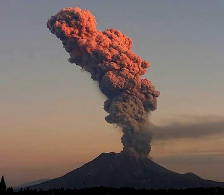 日本火山噴發(fā)灰柱高達(dá)3400米，自然的熱烈展現(xiàn)，日本火山熱烈噴發(fā)，灰柱直沖云霄3400米