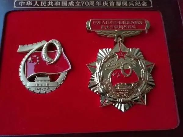 關于紀念章價格，70周年大閱兵紀念章的價值與收藏意義，70周年大閱兵紀念章的價值與收藏意義，深度解析紀念章價格及其紀念意義