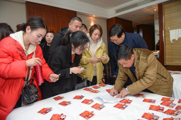 如何巧妙地運(yùn)用開場(chǎng)白與女生展開聊天話題，巧妙開場(chǎng)白，與女生輕松展開聊天話題的藝術(shù)