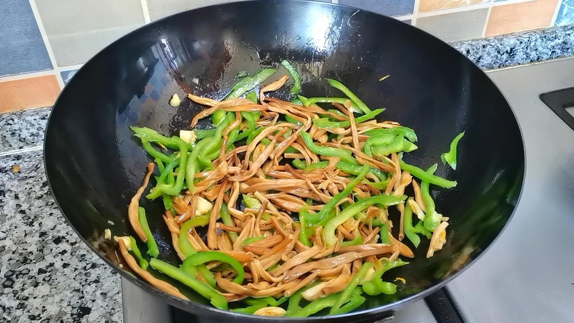 黃花菜的美味烹飪之道，如何做出好吃的黃花菜，黃花菜美味烹飪秘訣，打造佳肴的秘訣揭曉！