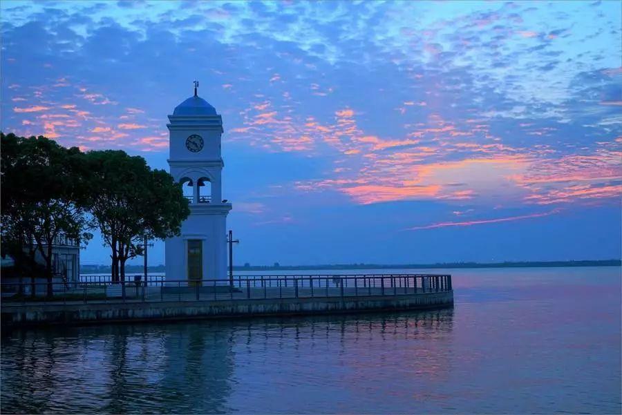 滴水湖一日游攻略，探索城市中的綠洲，滴水湖一日游探險(xiǎn)，城市綠洲的秘境之旅