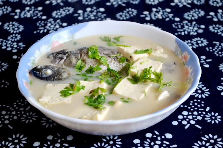 鯽魚豆腐湯，一道家常美味湯品的做法，鯽魚豆腐湯，家常美味湯品制作指南