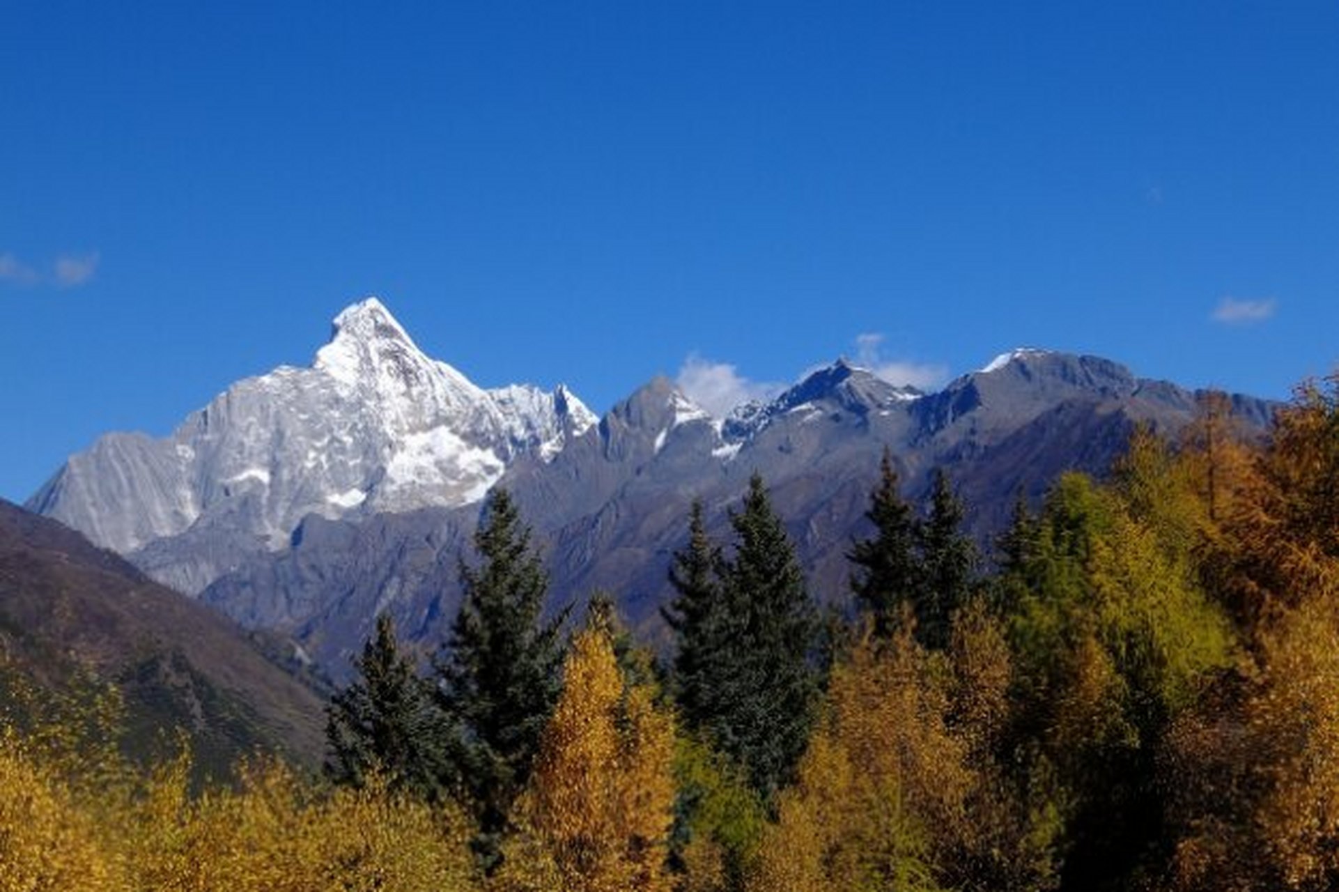 四姑娘山，自然之美的壯麗縮影，四姑娘山，自然之美的壯麗縮影，美不勝收的人間仙境