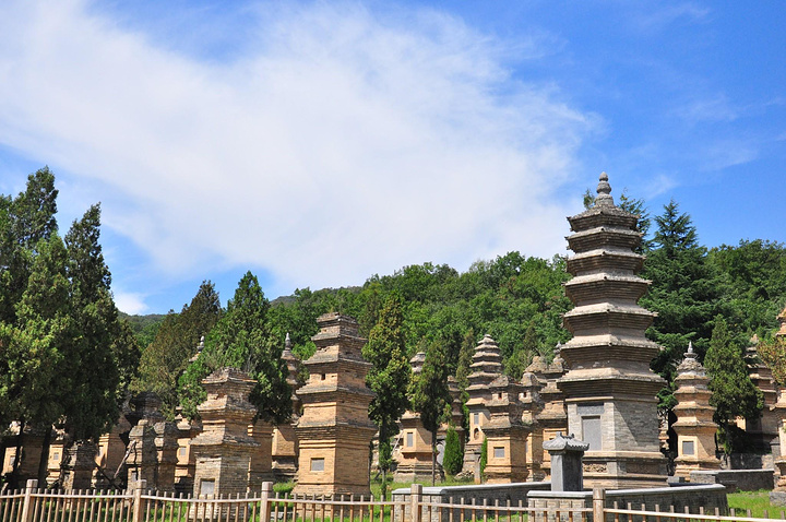 嵩山少林風(fēng)景區(qū)簡介，嵩山少林風(fēng)景區(qū)探秘，壯麗景色與傳奇武術(shù)文化簡介